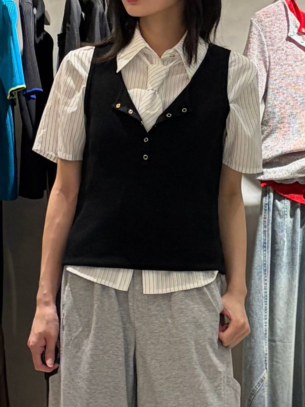 ブラック系のタンクトップ、グレー系のスウェットパンツ、ホワイト系のシャツ/ブラウスを着用したレディースの春コーディネートの4枚目の写真