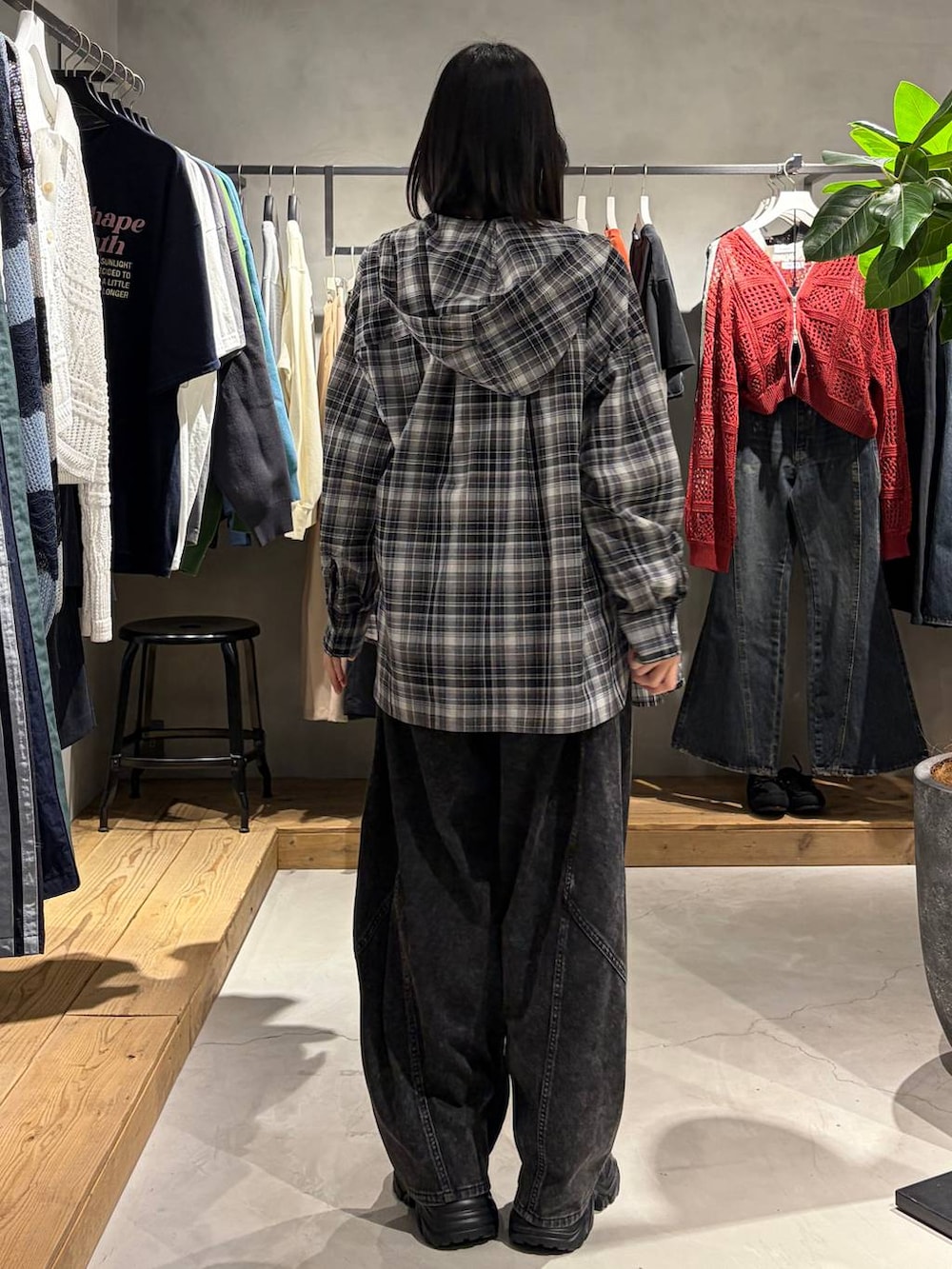 ブラック系のブーツ、ブラック系のデニムパンツ、ブラック系のTシャツ/カットソーを着用したレディースの春コーディネートの3枚目の写真