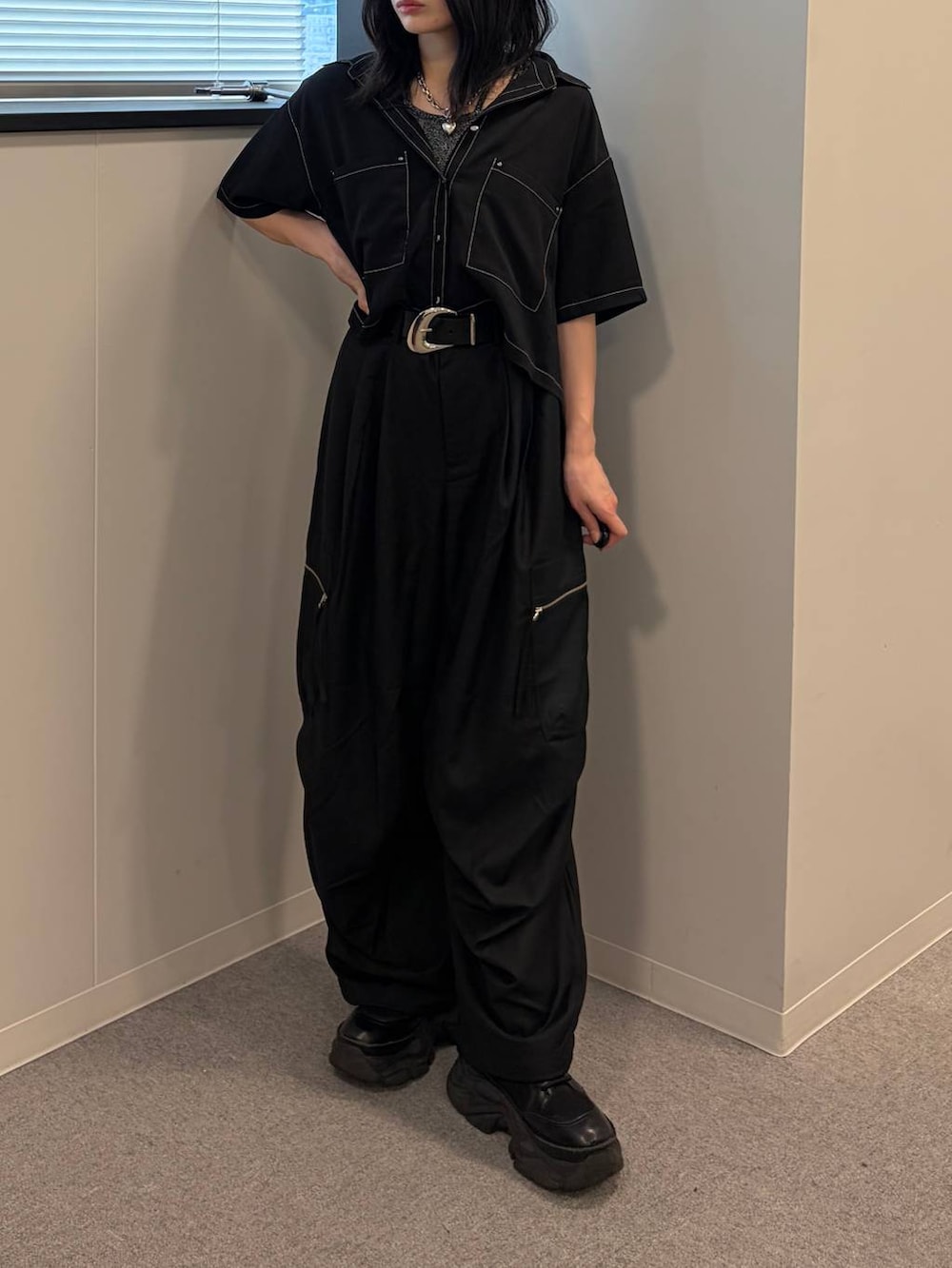 ブラック系のカーゴパンツ、ブラック系のシャツ/ブラウス、グレー系のタンクトップを着用したレディースの夏コーディネートの6枚目の写真