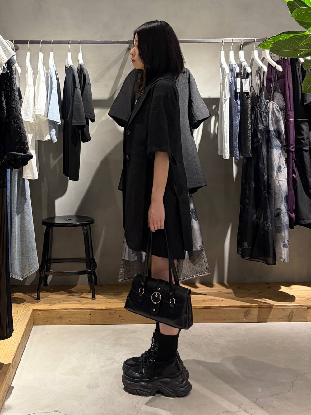 ブラック系のその他パンツ、ブラック系のテーラードジャケット、ブラック系のタンクトップを着用したレディースの夏コーディネートの2枚目の写真