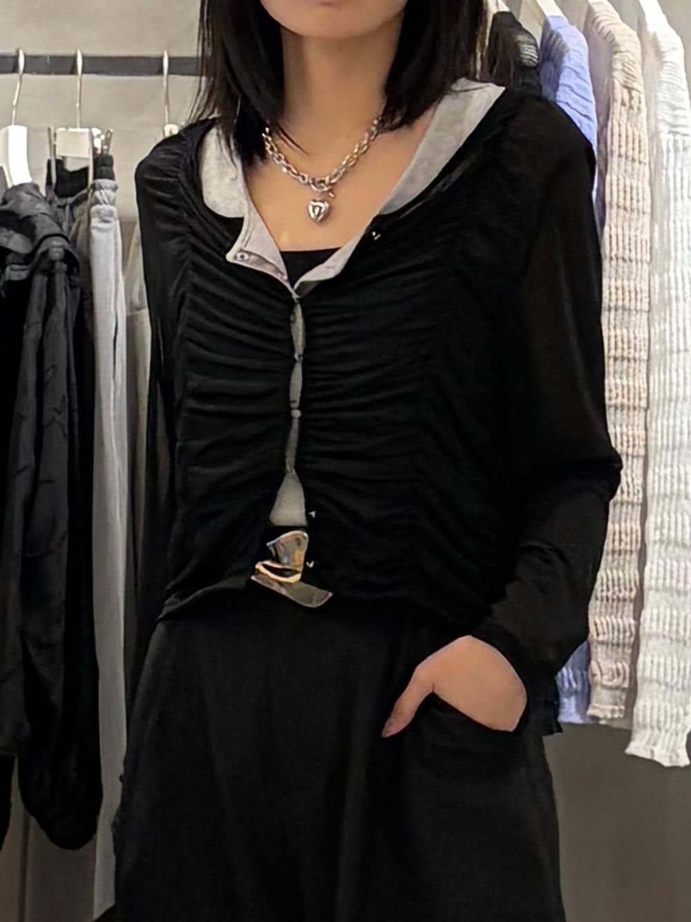 ブラック系のブーツ、ブラック系のTシャツ/カットソー、グレー系のタンクトップを着用したレディースの春コーディネートの4枚目の写真