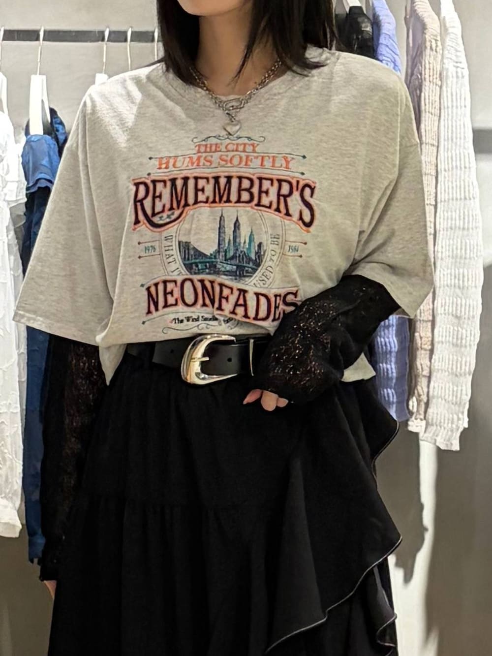 ブラック系のブーツ、ブラック系のスカート、ブラック系のTシャツ/カットソーを着用したレディースの春コーディネートの4枚目の写真