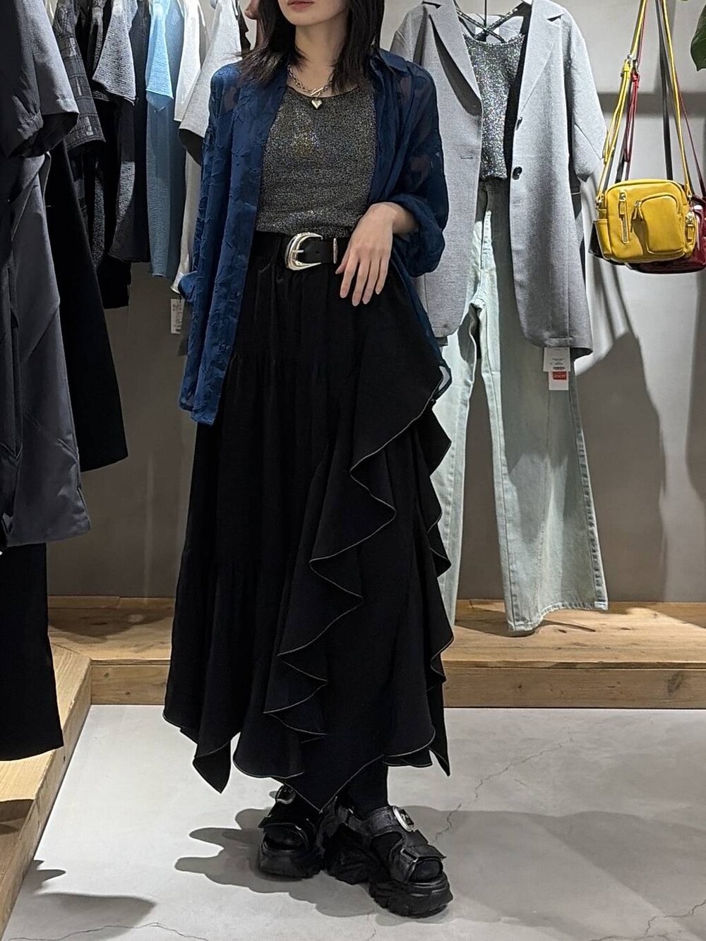 ブルー系のシャツ/ブラウス、ブラック系のスカート、ブラック系のサンダルを着用したレディースの夏コーディネートの6枚目の写真