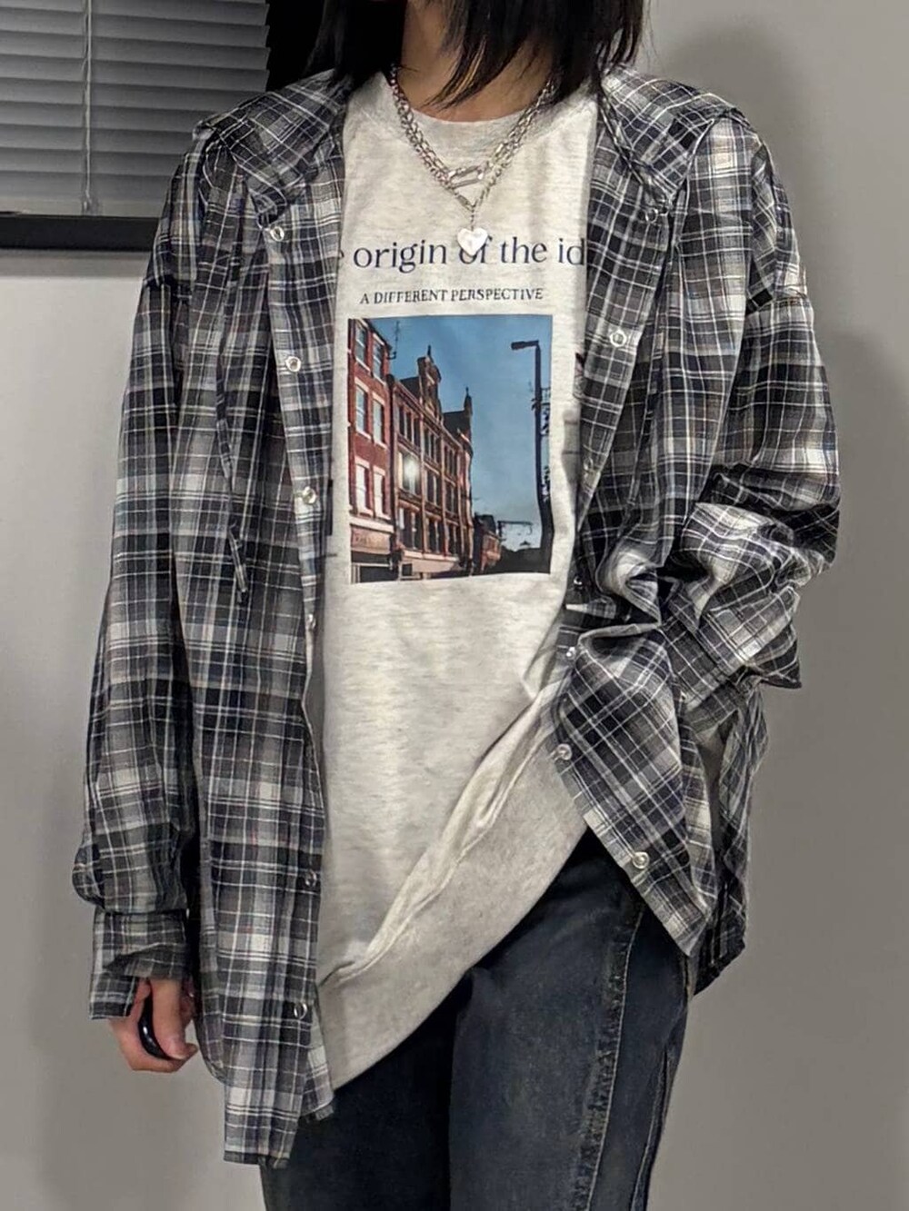 ブラック系のブーツ、ブルー系のデニムパンツ、ベージュ系のTシャツ/カットソーを着用したレディースの春コーディネートの4枚目の写真