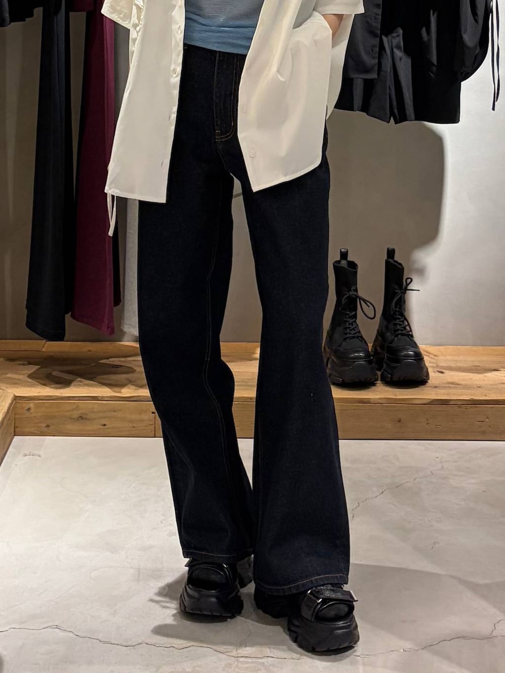 ブルー系のデニムパンツ、ブラック系のサンダル、ホワイト系のシャツ/ブラウスを着用したレディースの春コーディネートの5枚目の写真