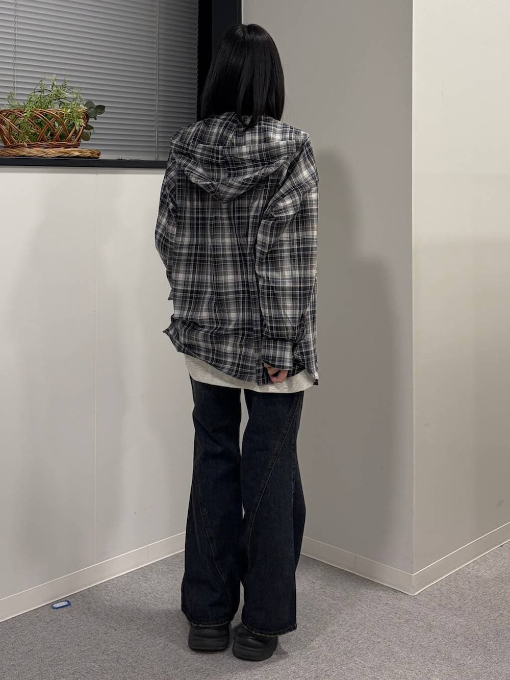 ブラック系のブーツ、ブルー系のデニムパンツ、ベージュ系のTシャツ/カットソーを着用したレディースの春コーディネートの3枚目の写真