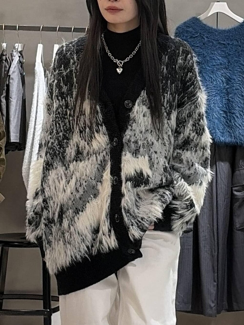 ブラック系のブーツ、ブラック系のカーディガン/ボレロ、ブラック系のニット/セーターを着用したレディースの冬コーディネートの4枚目の写真