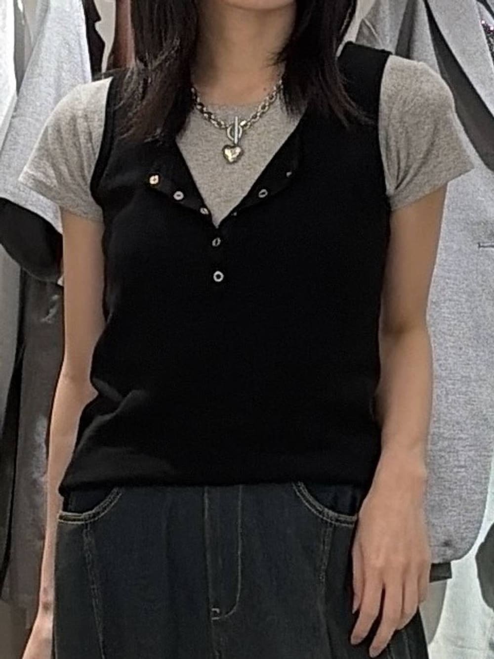 グリーン系のデニムパンツ、ブラック系のサンダル、ブラック系のタンクトップを着用したレディースの夏コーディネートの4枚目の写真