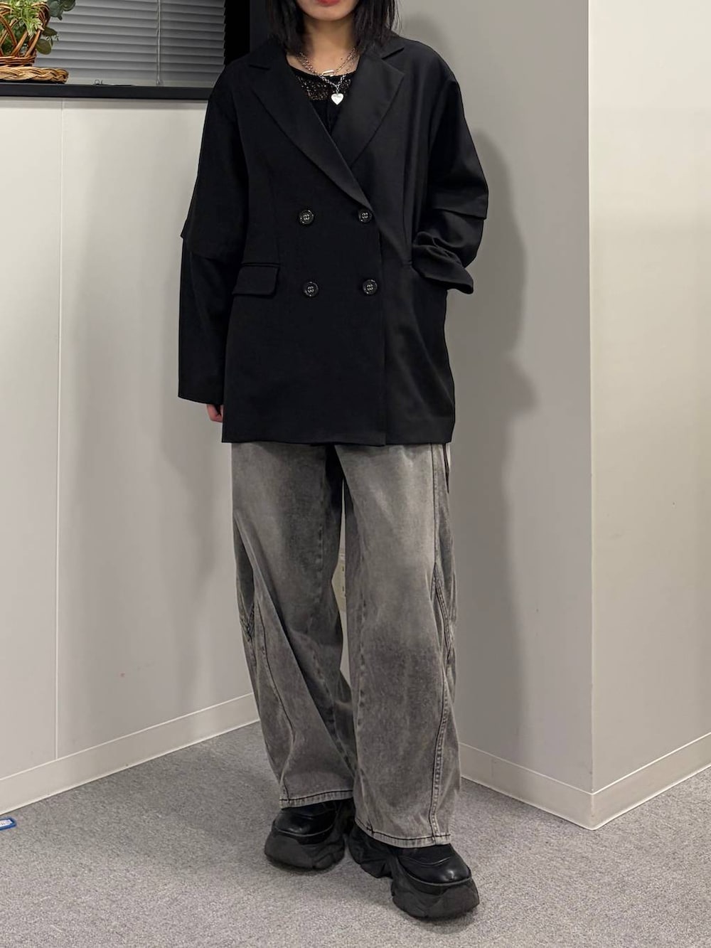 ブラック系のブーツ、ブラック系のデニムパンツ、ブラック系のTシャツ/カットソーを着用したレディースの春コーディネートの6枚目の写真