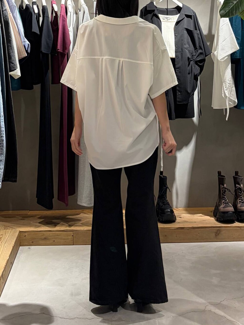ブラック系のデニムパンツ、ブラック系のサンダル、ホワイト系のシャツ/ブラウスを着用したレディースの春コーディネートの8枚目の写真