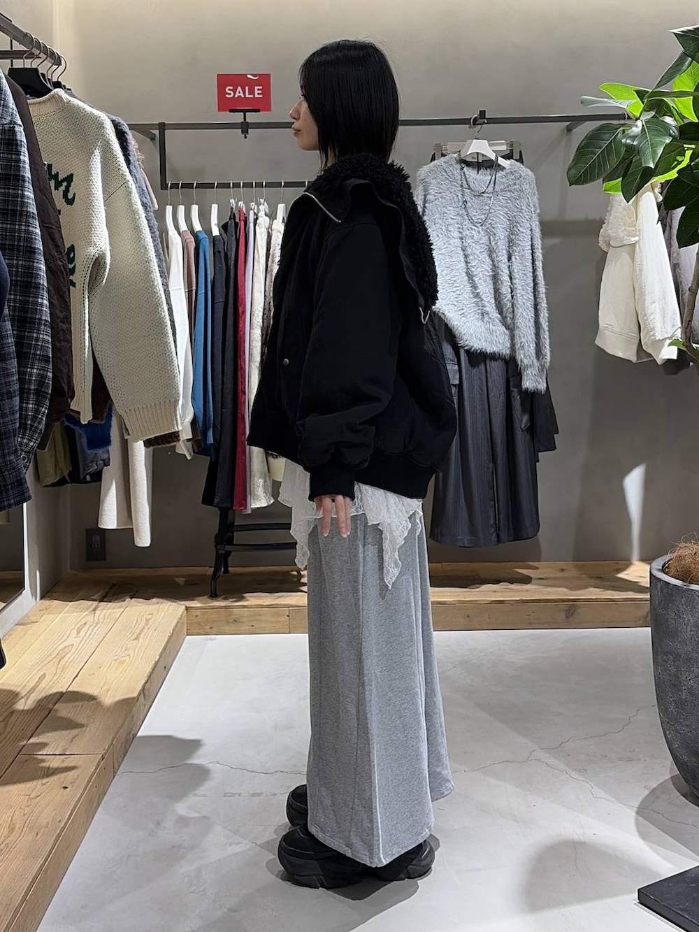 ブラック系のブーツ、ブラック系のブルゾン、ブラック系のボストンバッグを着用したレディースの冬コーディネートの2枚目の写真