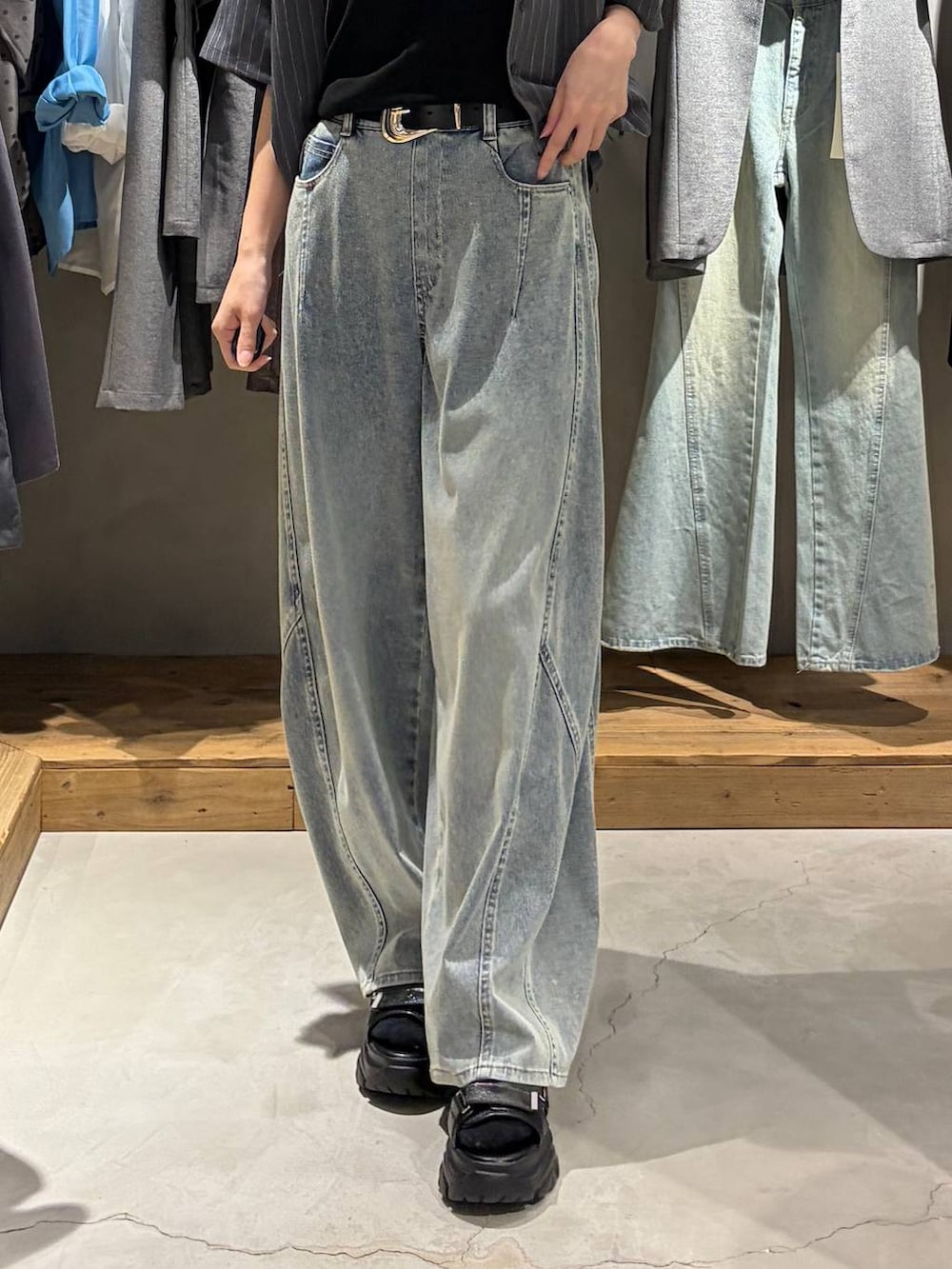 ブルー系のデニムパンツ、ブラック系のサンダル、ブラック系のタンクトップを着用したレディースの夏コーディネートの5枚目の写真