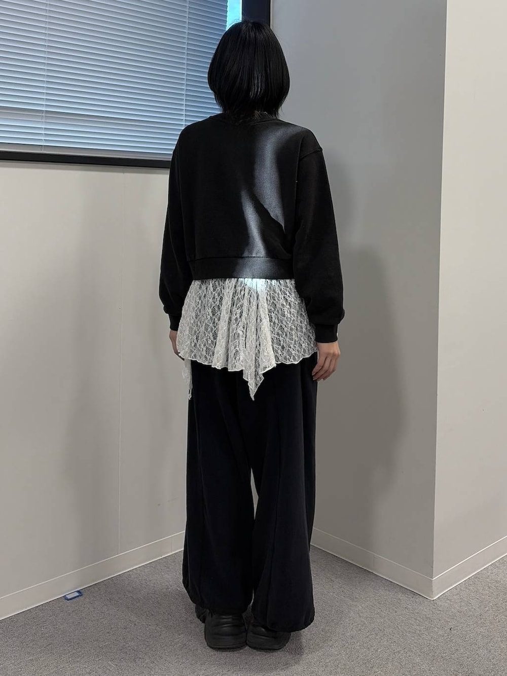 ブラック系のブーツ、グレー系のスウェット、ブラック系のスウェットパンツを着用したレディースの冬コーディネートの3枚目の写真