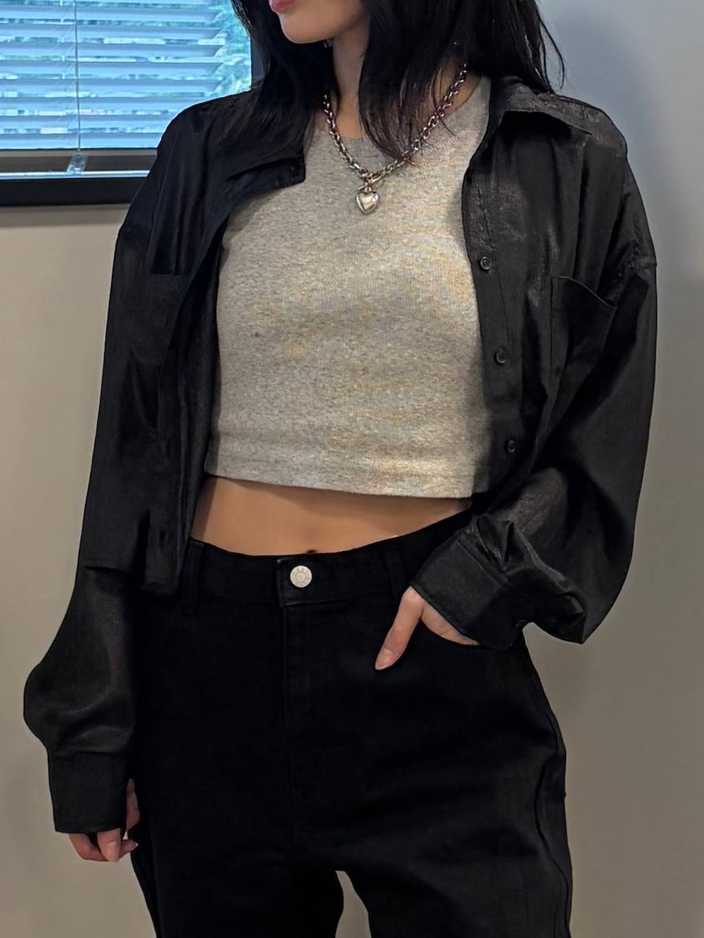 ブラック系のデニムパンツ、グレー系のTシャツ/カットソー、ブラック系のシャツ/ブラウスを着用したレディースの夏コーディネートの4枚目の写真