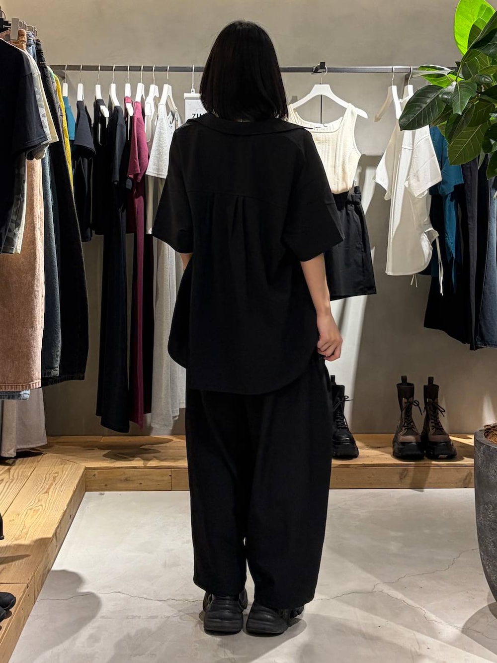 ブラック系のキャミソール、ブラック系のシャツ/ブラウス、ブラック系のその他パンツを着用したレディースの春コーディネートの3枚目の写真
