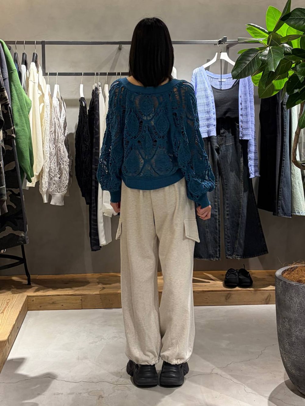 ブラック系のブーツ、ブラック系のキャミソール、ブルー系のカーディガン/ボレロを着用したレディースの春コーディネートの3枚目の写真