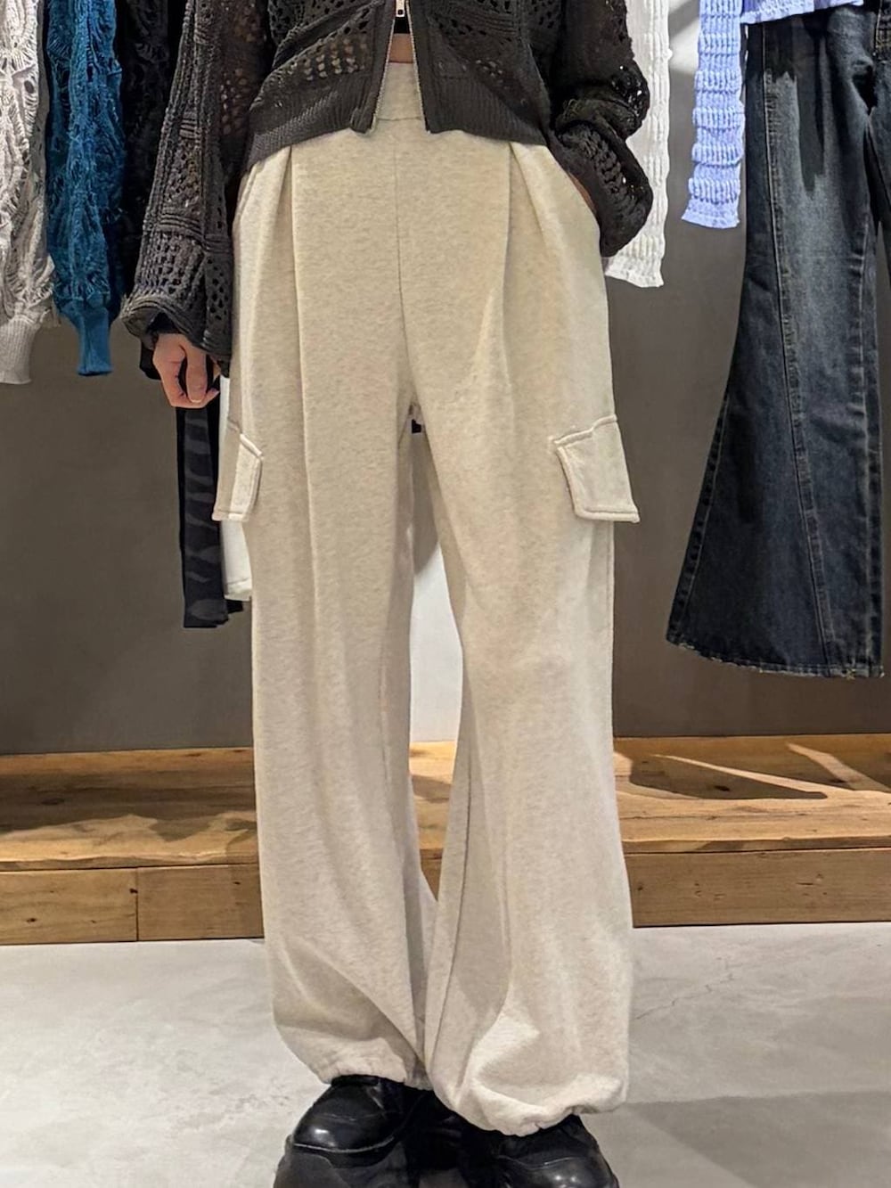 ブラック系のキャミソール、グレー系のパーカー、ベージュ系のその他パンツを着用したレディースの春コーディネートの5枚目の写真