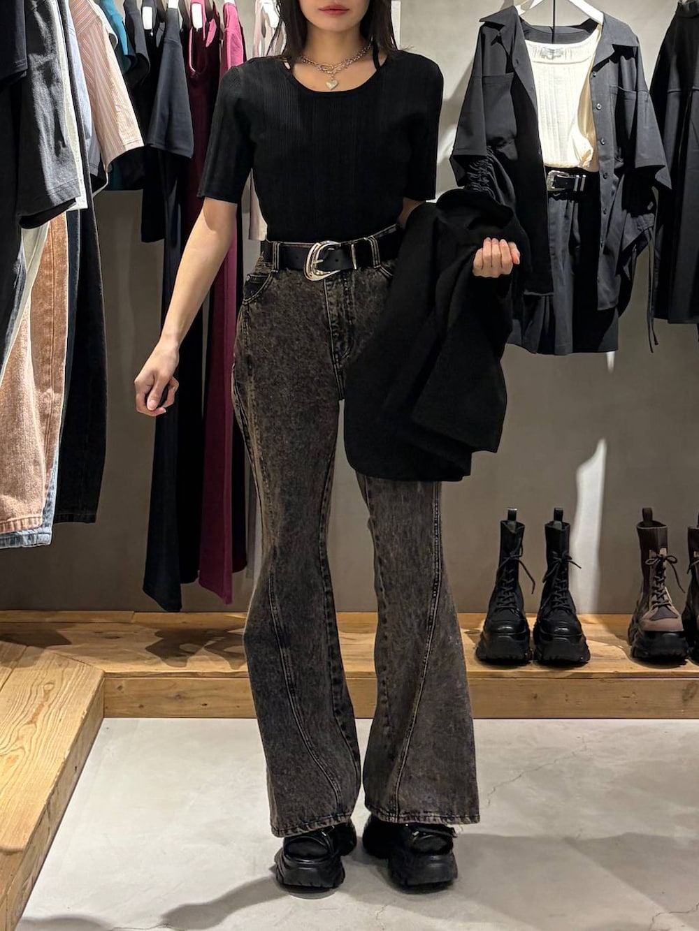 ブラック系のデニムパンツ、ブラック系のサンダル、ブラック系のテーラードジャケットを着用したレディースの春コーディネートの6枚目の写真