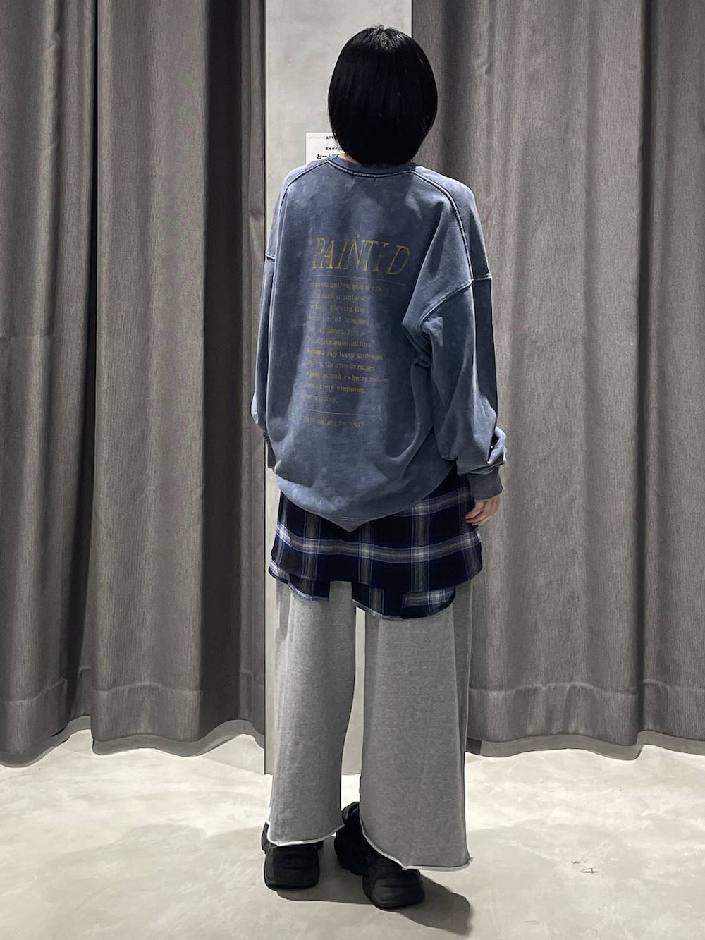 ブラック系のブーツ、グレー系のスウェットパンツ、ブルー系のシャツ/ブラウスを着用したレディースの秋コーディネートの3枚目の写真