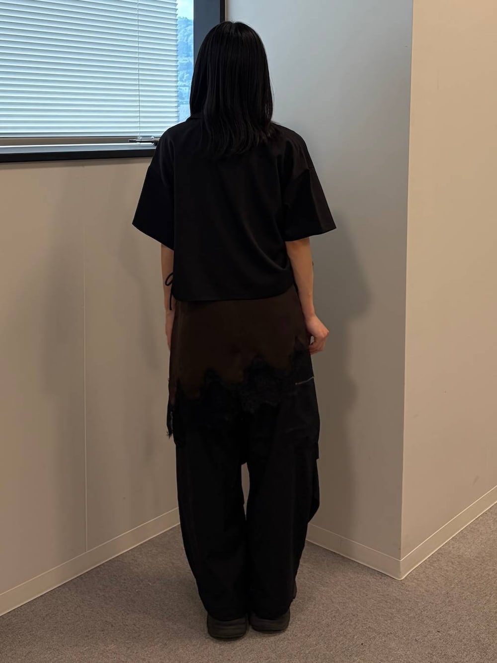 ブラウン系のチュニック、ブラック系のカーゴパンツ、ブラック系のTシャツ/カットソーを着用したレディースの夏コーディネートの3枚目の写真