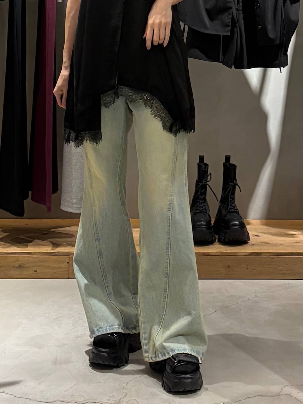ブルー系のデニムパンツ、ブラック系のサンダル、グレー系のTシャツ/カットソーを着用したレディースの春コーディネートの5枚目の写真
