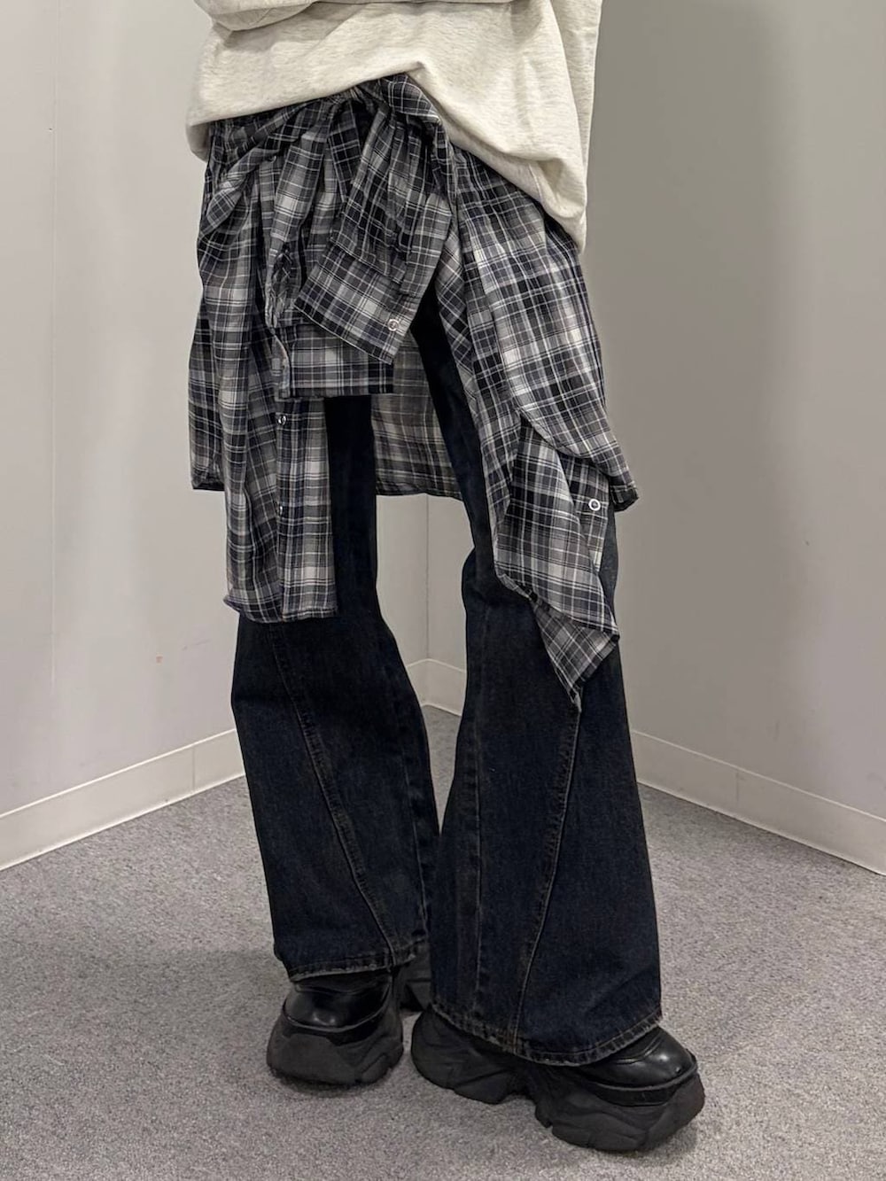 ブラック系のブーツ、ブルー系のデニムパンツ、ベージュ系のTシャツ/カットソーを着用したレディースの春コーディネートの5枚目の写真