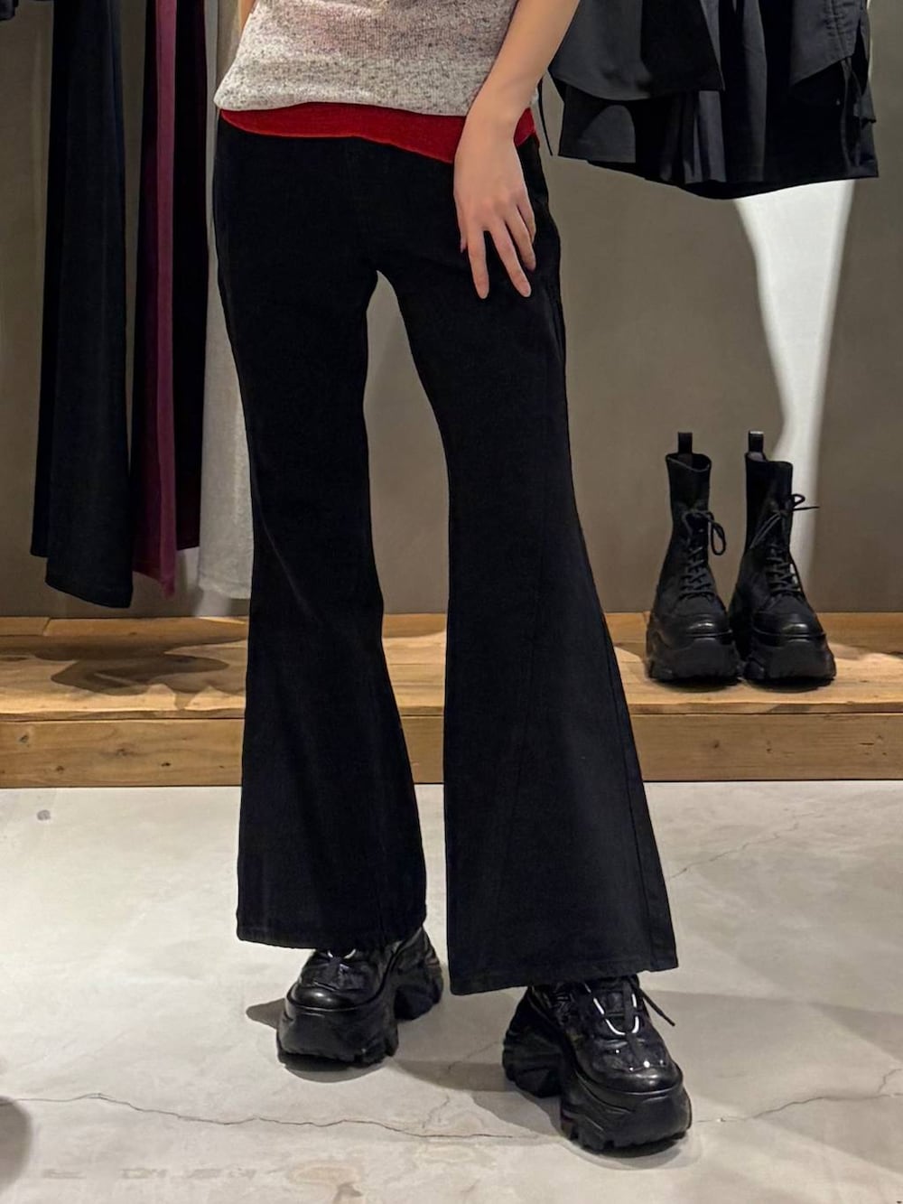 ブラック系のスニーカー、ブラック系のデニムパンツ、グレー系のTシャツ/カットソーを着用したレディースの春コーディネートの5枚目の写真