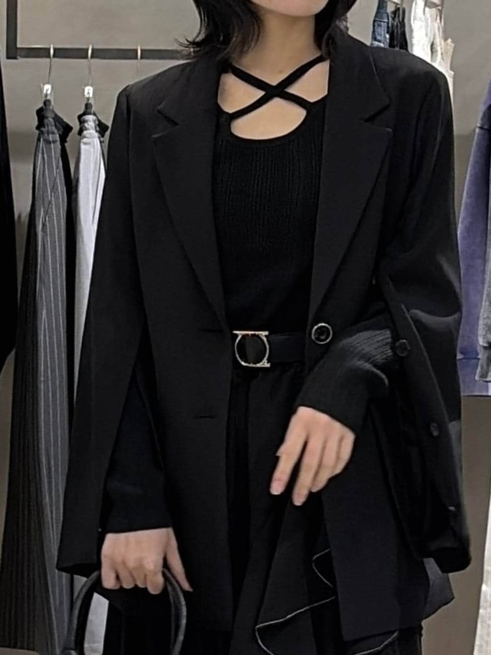 ブラック系のブーツ、ブラック系のスカート、ブラック系のボストンバッグを着用したレディースの冬コーディネートの4枚目の写真