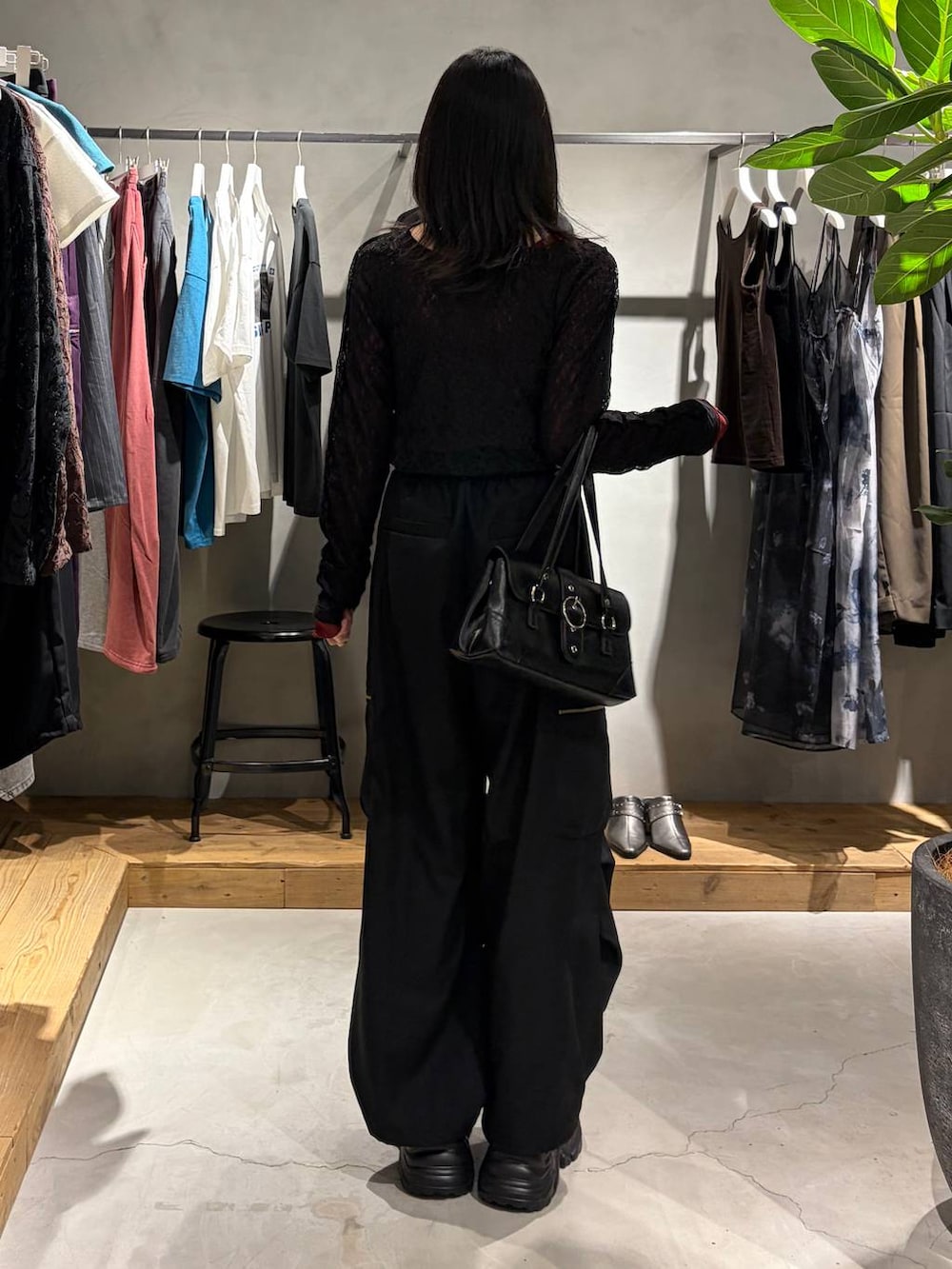 ブラック系のカーゴパンツ、レッド系のシャツ/ブラウス、ブラック系のシャツ/ブラウスを着用したレディースの夏コーディネートの3枚目の写真