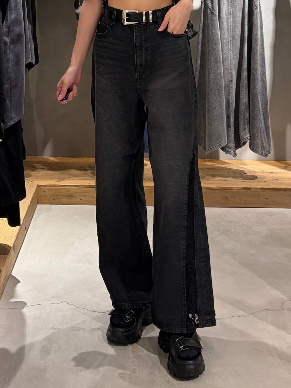 ブラック系のデニムパンツ、ブラック系のキャミソール、ブラック系のサンダルを着用したレディースの夏コーディネートの5枚目の写真