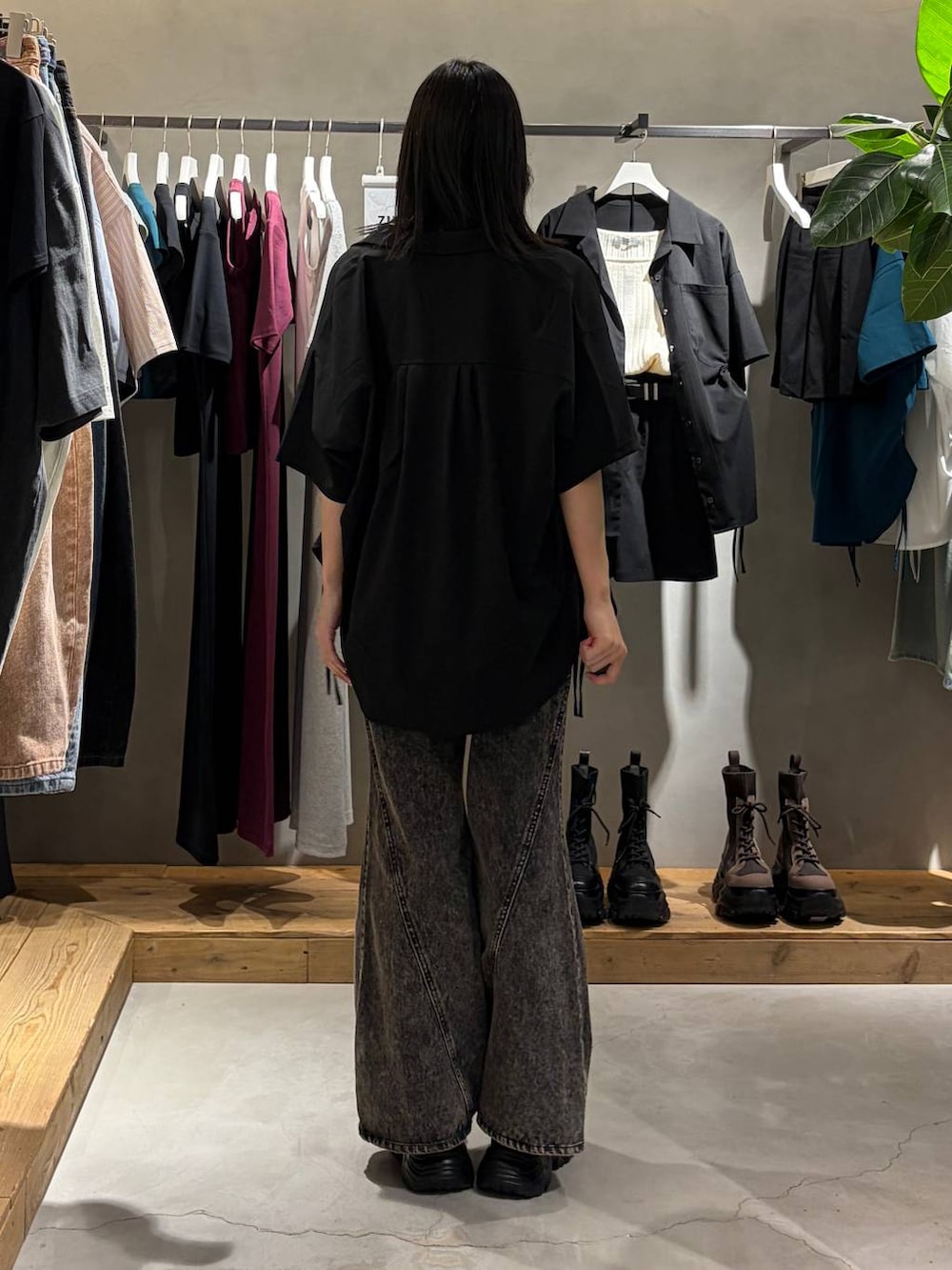 ブラック系のデニムパンツ、ブラック系のサンダル、ブラック系のシャツ/ブラウスを着用したレディースの春コーディネートの3枚目の写真