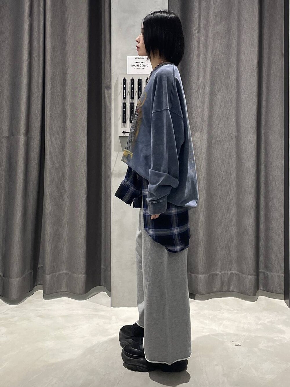 ブラック系のブーツ、グレー系のスウェットパンツ、ブルー系のシャツ/ブラウスを着用したレディースの秋コーディネートの2枚目の写真