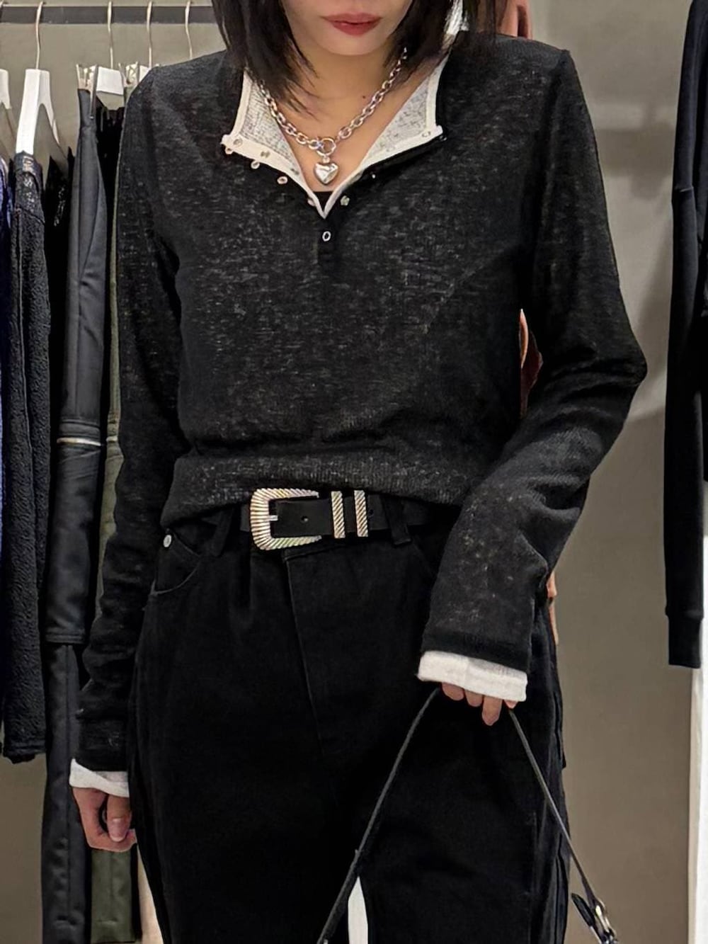 ブラック系のデニムパンツ、ブラック系のハンドバッグ、ブラック系のサンダルを着用したレディースの冬コーディネートの4枚目の写真