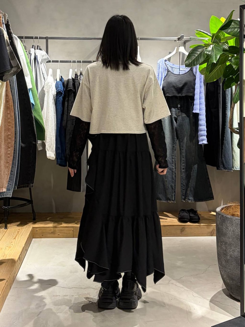 ブラック系のブーツ、ブラック系のスカート、ブラック系のTシャツ/カットソーを着用したレディースの春コーディネートの3枚目の写真