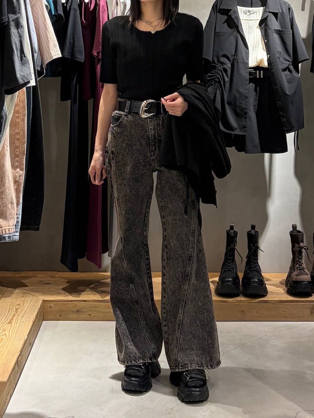 ブラック系のデニムパンツ、ブラック系のサンダル、ブラック系のシャツ/ブラウスを着用したレディースの春コーディネートの6枚目の写真