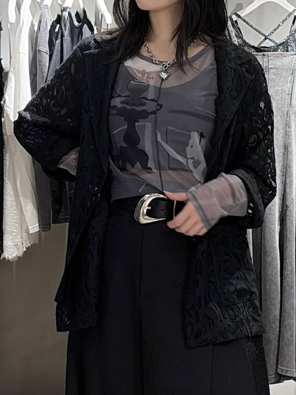 ブラック系のテーラードジャケット、ホワイト系のTシャツ/カットソー、ブラック系のサンダルを着用したレディースの夏コーディネートの2枚目の写真