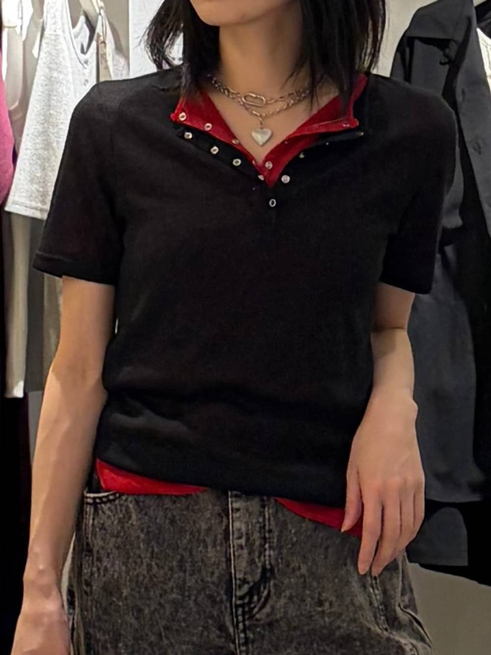 ブラック系のスニーカー、ブラック系のデニムパンツ、レッド系のTシャツ/カットソーを着用したレディースの夏コーディネートの4枚目の写真