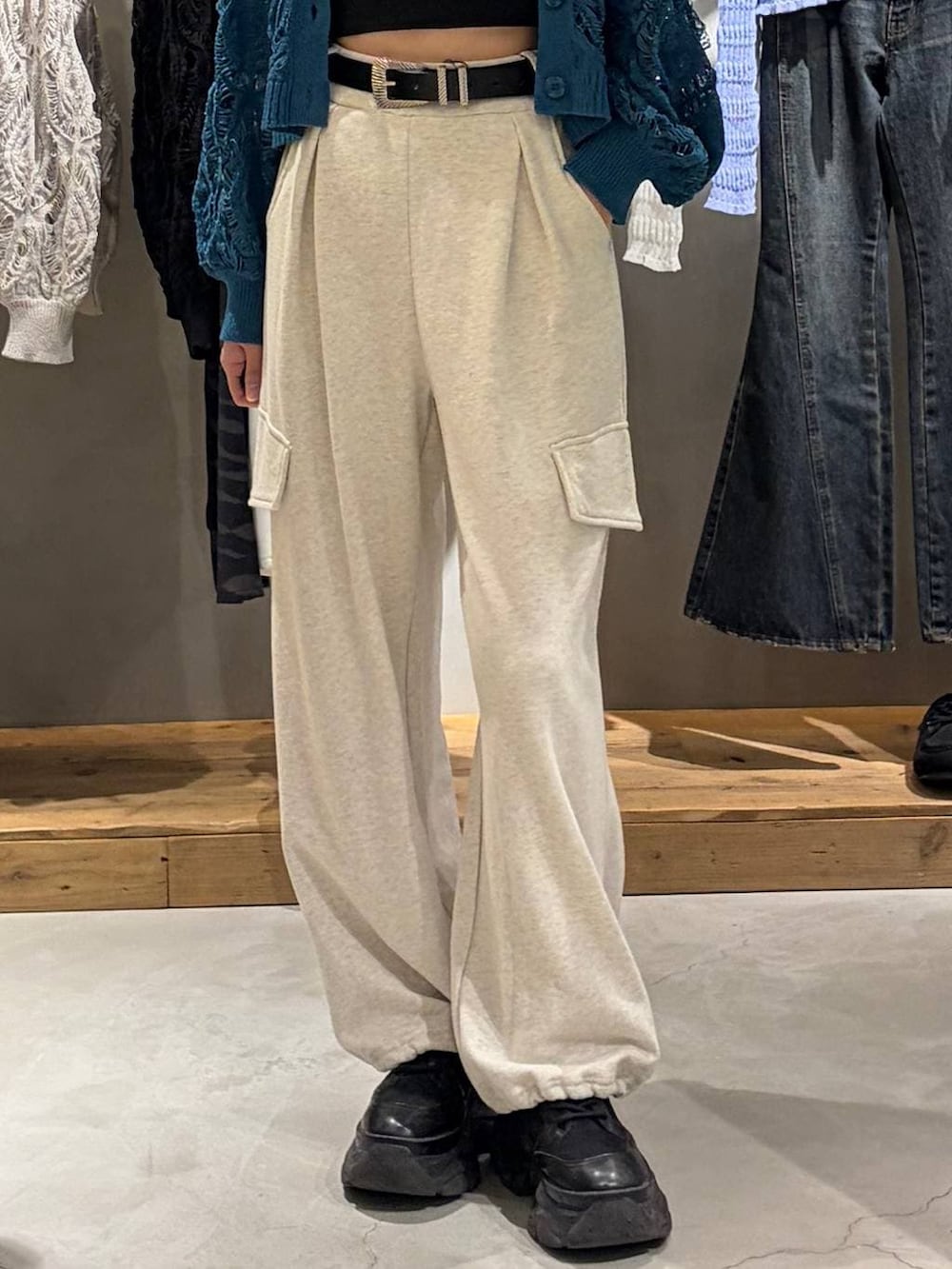 ブラック系のブーツ、ブラック系のキャミソール、ブルー系のカーディガン/ボレロを着用したレディースの春コーディネートの5枚目の写真