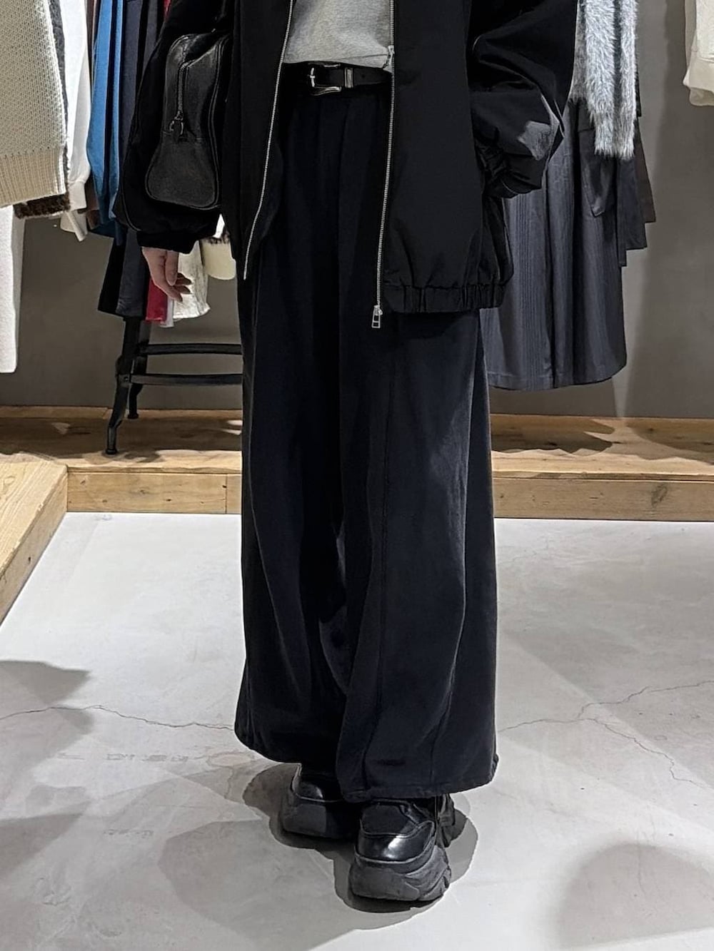 ブラック系のブーツ、ブラック系のニット/セーター、ブラック系のナイロンジャケットを着用したレディースの冬コーディネートの5枚目の写真