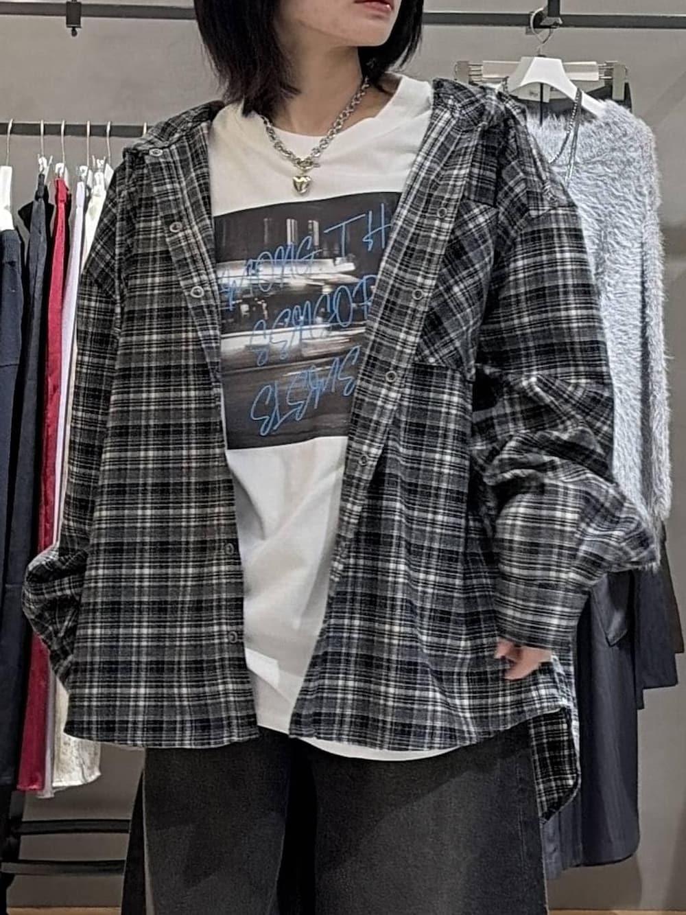 ブラック系のデニムパンツ、ホワイト系のTシャツ/カットソー、グレー系のシャツ/ブラウスを着用したレディースの冬コーディネートの4枚目の写真