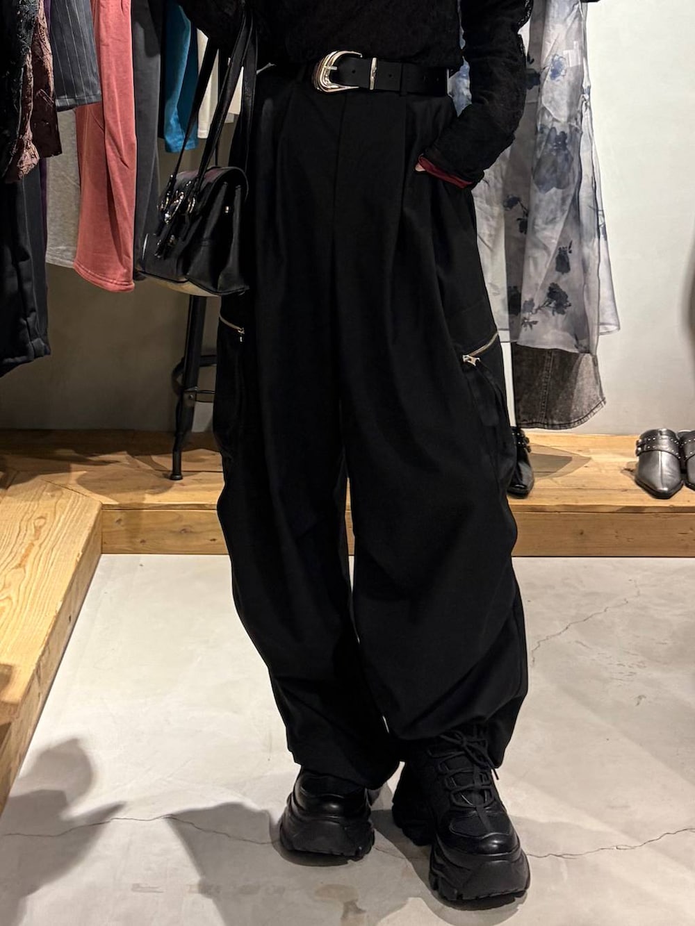 ブラック系のカーゴパンツ、レッド系のシャツ/ブラウス、ブラック系のシャツ/ブラウスを着用したレディースの夏コーディネートの5枚目の写真