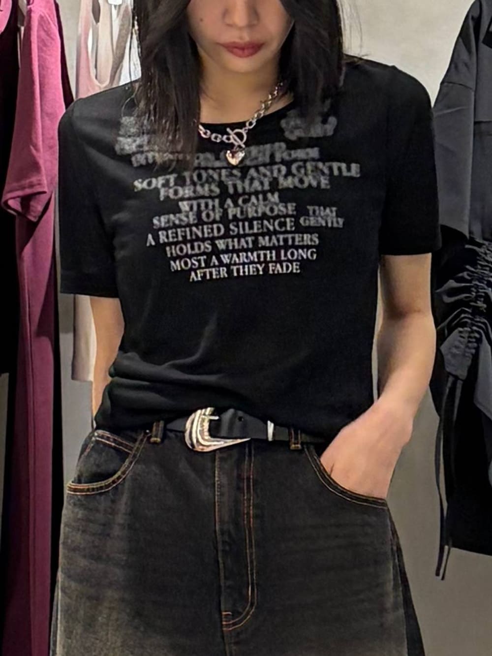 ブラック系のデニムパンツ、ブラック系のサンダル、ブラック系のTシャツ/カットソーを着用したレディースの夏コーディネートの4枚目の写真
