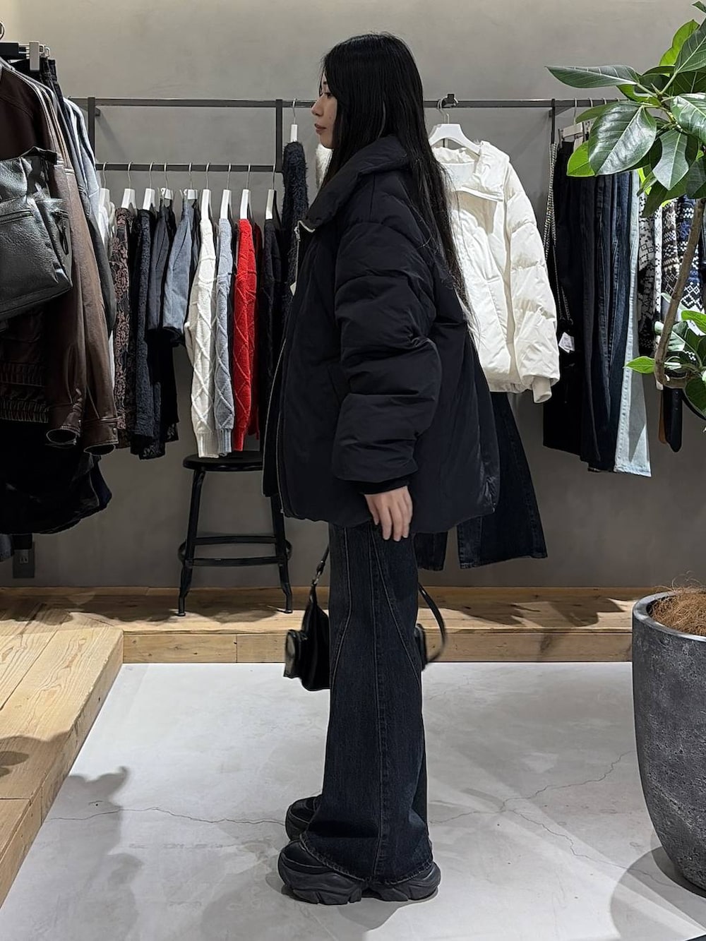 ブラック系のブーツ、ブルー系のデニムパンツ、ブラック系のブルゾンを着用したレディースの冬コーディネートの2枚目の写真