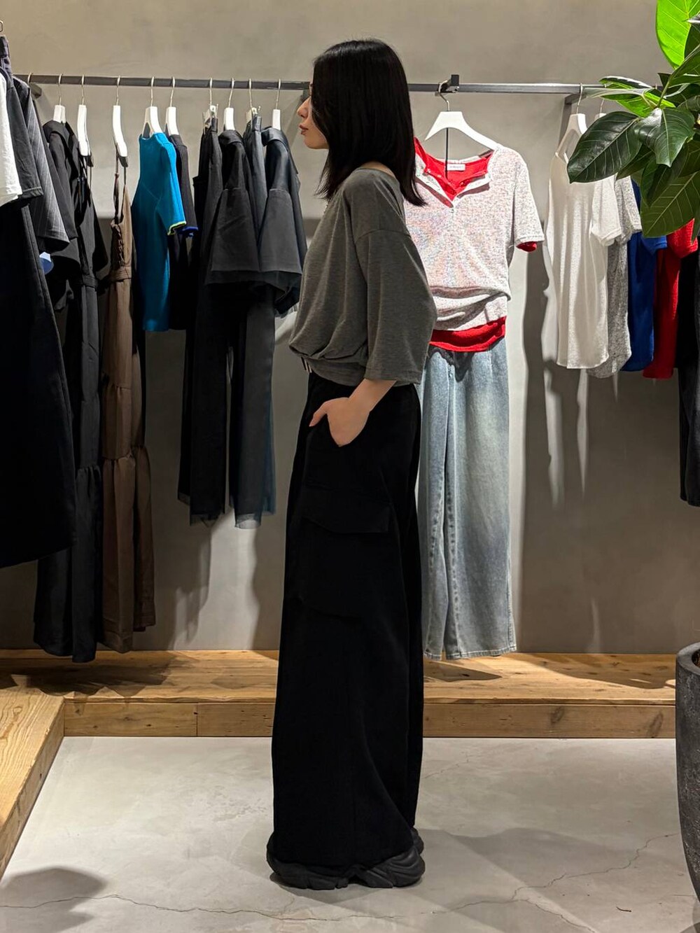 グレー系のTシャツ/カットソー、ブラック系のスラックス、ブラック系のベルトを着用したレディースの夏コーディネートの2枚目の写真