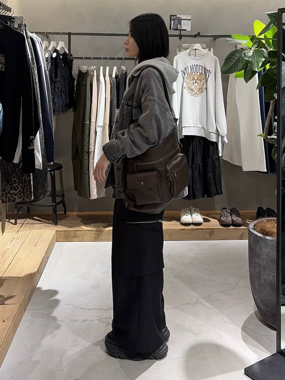 ブラック系のブルゾン、ブラック系のスラックス、ブラック系のニット/セーターを着用したレディースの冬コーディネートの2枚目の写真