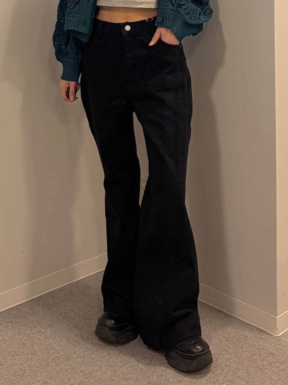 グリーン系のカーディガン/ボレロ、ブラック系のデニムパンツ、グレー系のTシャツ/カットソーを着用したレディースの夏コーディネートの5枚目の写真
