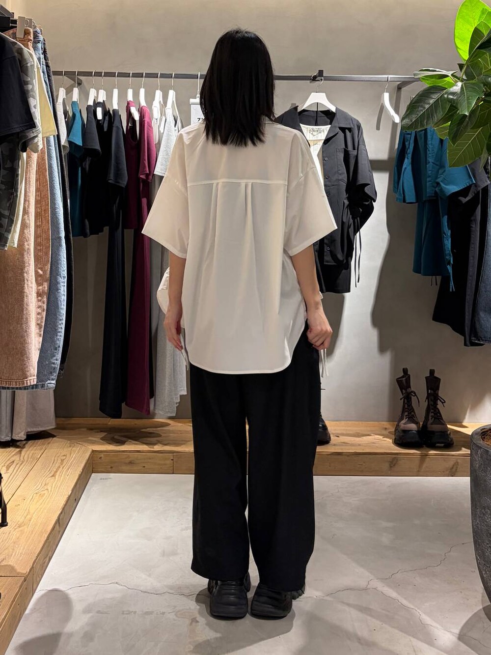 ブラック系のその他パンツ、ホワイト系のシャツ/ブラウス、ブラック系のベルトを着用したレディースの春コーディネートの3枚目の写真