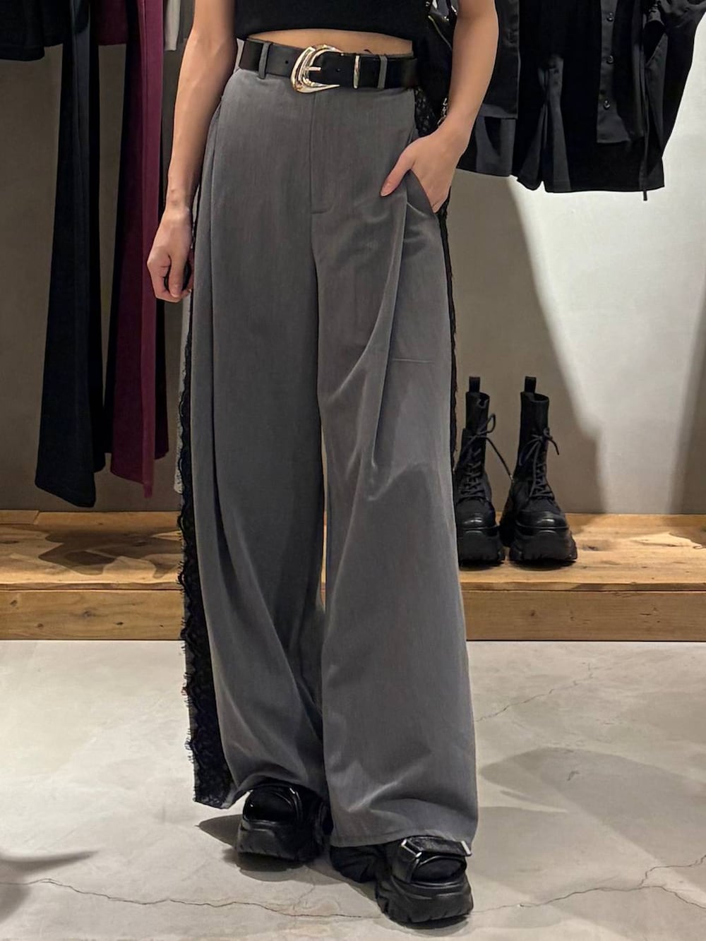 ブラック系のサンダル、ブラック系のトートバッグ、ブラック系のTシャツ/カットソーを着用したレディースの春コーディネートの5枚目の写真