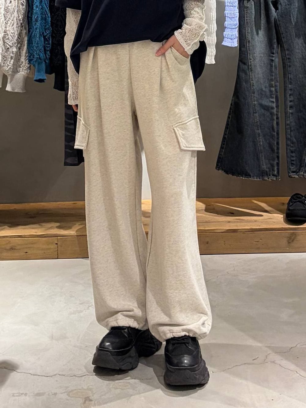 ブラック系のブーツ、ホワイト系のTシャツ/カットソー、ベージュ系のその他パンツを着用したレディースの春コーディネートの5枚目の写真