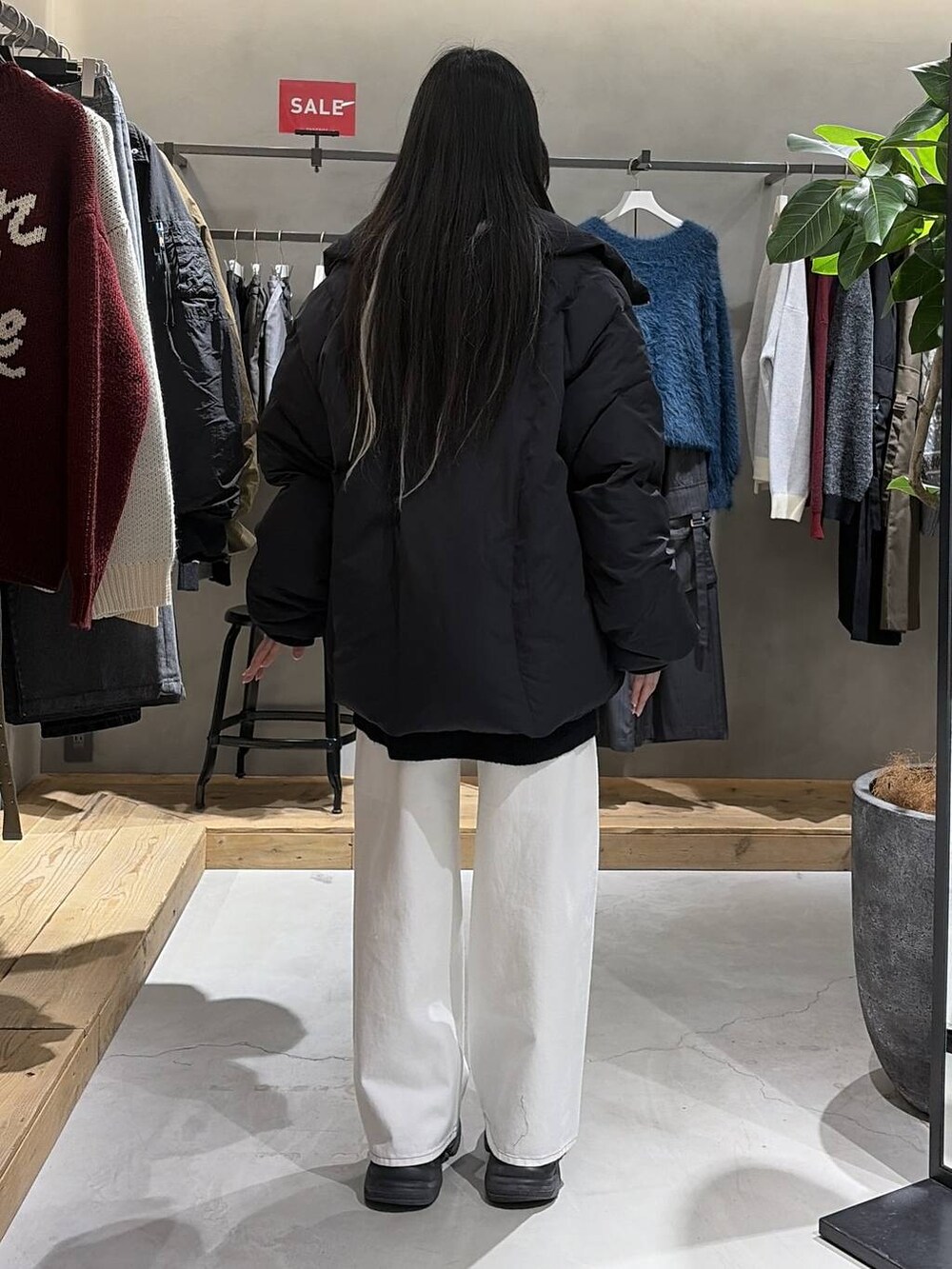 ブラック系のブルゾン、ブラック系のカーディガン/ボレロ、ブラック系のニット/セーターを着用したレディースの冬コーディネートの3枚目の写真